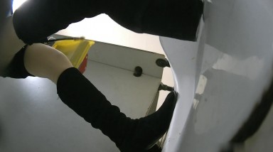 六月最新流出国内厕拍大神潜入纸箱厂女厕 全景后拍几个还不错的气质少妇尿尿