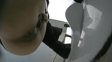 六月最新流出厕拍大神潜入纸箱厂女厕全景后拍 意外拍到厂里偷窥同好眼镜哥没想到他这么大胆