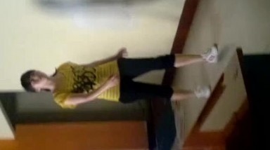 单位女厕全景偷拍BB保养的还错的熟女大姐