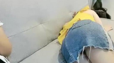 無良情侶帶沒見過世面鄉下表妹下海,稱這個能賺錢,半推半就被姐夫艹了,小茓挺嫩