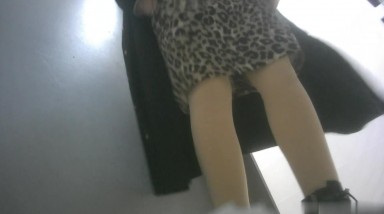 六月最新流出厕拍大神潜入纸箱厂女厕 精选近距离后拍几个年轻美女豹纹短裙靓妹憋了很久尿尿像喷泉