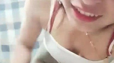 雲南壯族短發美少婦,異域風情,毛毛濃密,插入粗長大黑牛把臊茓撐得老大