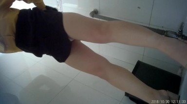 科技园女厕蹲守黄衣黑裙透明内小女神,雪白的肥臀和嫩穴