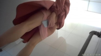 科技园女厕蹲守棕长裙粉色内绝美白领 鲜嫩的细小洞口真想插进去