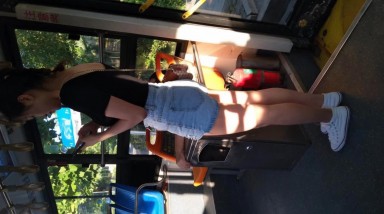 公交车上就盯上的热裤美女 下车跟她进厕所 拍她嘘嘘