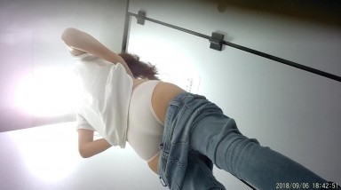 科技园女厕蹲守牛仔裤大美妞 毛丛间阴户高高突起就开一个小缝