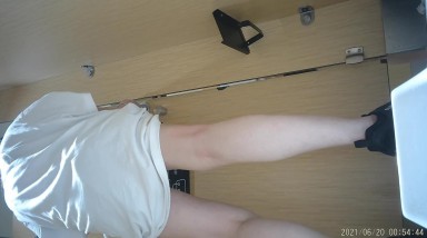 奶茶店女厕两个互相打闹绝色小美女  手不停拍着圆臀肥穴不让嘘嘘