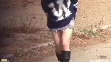 野外盗摄美女尿急，找个没人的地方就地解决