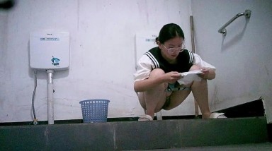 2022县城新农村女厕全景  戴眼睛的师范大学实习女大学生下乡支教