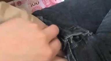 網吧通宵勾引鄰座大哥,拉著手往褲子裏伸,勾起大哥欲望又要錢才肯進廁所啪啪