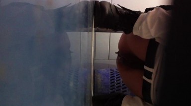 医院厕所偷拍三人,其中有一个一线天无毛