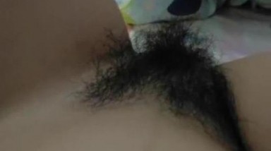 女大學生寢室真實生活,褕拍室友的生活,自己褕褕在床簾後扯開內內摸BB