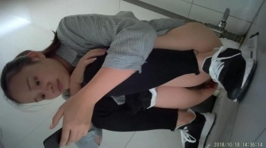 直接闯入商场女厕 多角度偷拍 马尾辫妹子的多毛小黑鲍