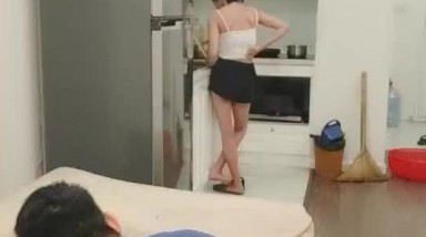 劇情演繹,開明老婆心真大,自己廚房做飯,老公客廳沙發幹閨蜜