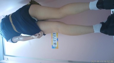 奶茶店女厕蹲守戴白头箍大眼睛美女 两片肥美湿滑的肉唇馋得流口水 无水原版