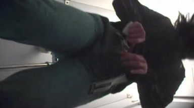 女厕偷拍眼镜小可爱估计现在早已成为人母，下面的名器尿劲十足，尿液也很清澈透明，感慨年轻就是好