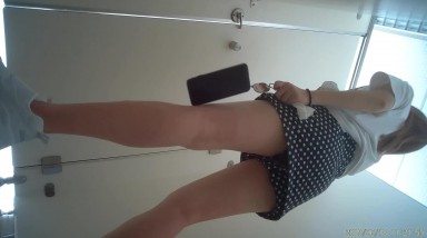 科技园女厕蹲守黑底白点裙美女,又短又卷的柔毛把狭长肉缝盖住了