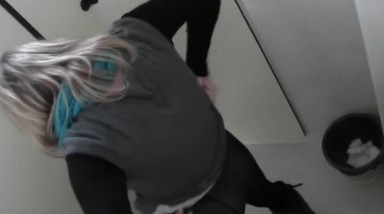 盗摄队花重金请美女去外国语学校女厕盗摄，不过这个钱花的还是值得的