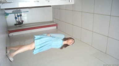 科技园女厕 背手走路绿纱裙闷骚少妇 窄小的洞口边被磨得无毛发红