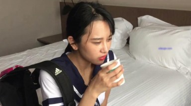 艺校毕业 清纯大眼睛漂亮美女【小萌】生活所迫入行做模特 酒店演绎家教李老师被猥琐家长水中加料晕倒扒光尽情玩弄