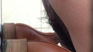 女厕厕拍隔板下偷窥四位颜值不错的学妹 穴毛很茂盛 黑鲍鱼很神秘