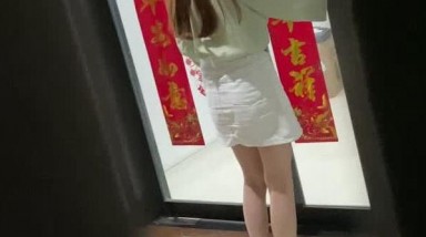潜入办公楼女厕偷拍 纯天然无毛白虎妹 干干净净的 很有胃口