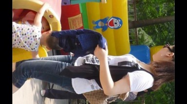 女厕厕拍跟踪偷拍游乐场带孩子玩耍的年轻少妇