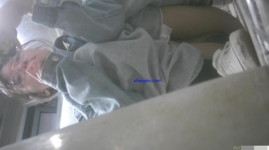 8月私房最新流出厕拍大神大学女厕偷拍青春靓丽的学妹嘘嘘第四期牛仔眼镜妹