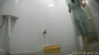 大神潜入办公楼女厕偷拍美女同事的小嫩B