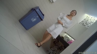 商场女厕全景厕拍白底长裙美少妇的 粉嫩小穴