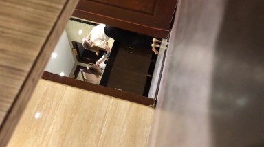 商场女厕偷拍短发少妇嘘嘘 尿量很足 直接尿到便池外面 溅的四处尿花