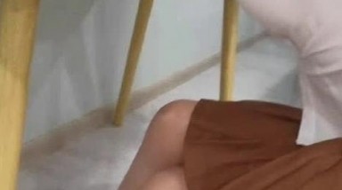 来给小姐姐补习功课 她竟然睡着了，忍不住摸一下大腿掀起裙子，竟然没穿内裤好骚啊