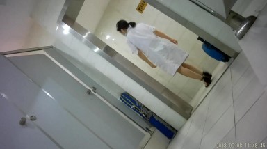 科技楼女厕蹲守刚被领导操完 B里流出精液的极品美妇