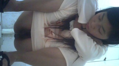 大学女生宿舍里面蹲厕正面偷拍，近距离偷拍白衣少女