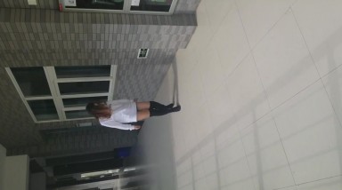 大神潜入学校女厕尾随两位漂亮的美女老师 近距离偷窥她们的肥鲍鱼