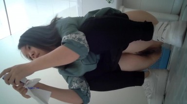 科技楼女厕内蹲守 连拍了两个妹子 饱满鲜嫩的肥鲍 通过逼缝看到粉红的肉核