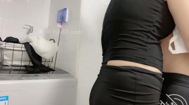 海角社区教师母亲勾引儿子了乱伦 老公喝醉了，教师母亲和儿子偷偷做爱