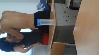 高中生情侣趁着放学没人 在教室里打一炮再回家 女生还挺漂亮的