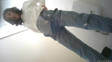 新! 工业园区（女厕厕拍）心情凝重的漂亮美眉 用手掌擦穴