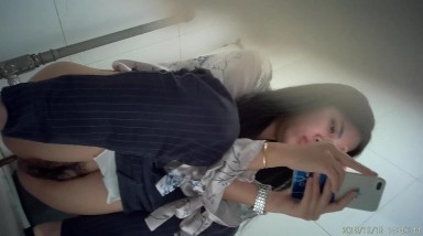 科技楼女厕厕拍蹲守身材不错的女会计 多毛的小黑鲍