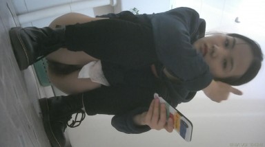 新! 工业园区（女厕厕拍）客满 清纯小妹耐心等待 没想到是一个大黑B