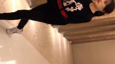 酒店女厕尾随跟踪偷拍  两美女饱满的鲍鱼 细小的逼洞