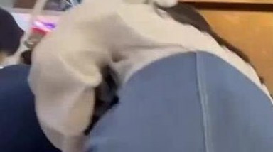 色胆包天顶臀系列！大色狼看到极品妹子就尾随找机会蹭，掏出鸡巴蹭射，紧身蜜臀牛仔裤妹子蹭的最舒服