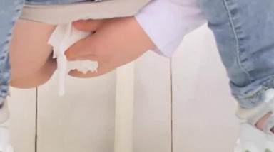 国内厕拍大神潜入县城卫生院隔板女厕 手机偷拍医护和看病的患者