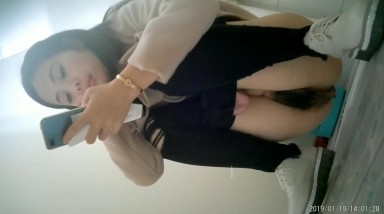 科技楼厕拍蹲守 长发漂亮美女B毛非常浓郁的大黑B