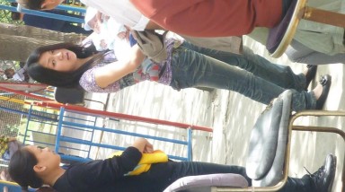 公园沟厕厕拍 漂亮人妻抱孩子逛公园 长长的逼缝在中间 肥大的蝴蝶唇分两边