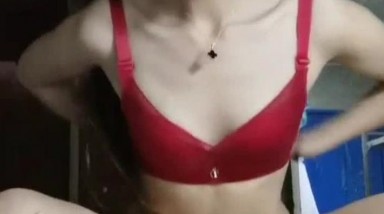 工地上集装箱房~晚上偷偷和骚老婆来一炮~上位骑乘抽插爽爽爽~压抑住不敢叫出声~狰狞的表情~到底是多痛苦还是多快乐！！