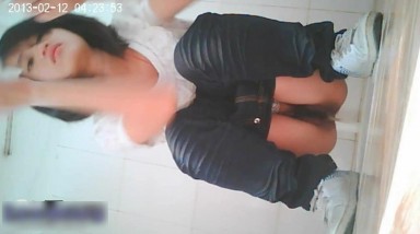 经典公园女厕厕拍蹲厕正面全景，红发MM的尿尿声音好大,听了好有欲望