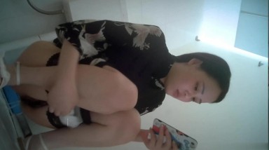 科技楼女厕厕拍蹲守 极品女神一般人是不可能看到她的B的