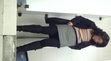 经典CP国内高校无门女厕厕拍偷拍粉红内裤美女尿太急尿尿溅到了高跟鞋上